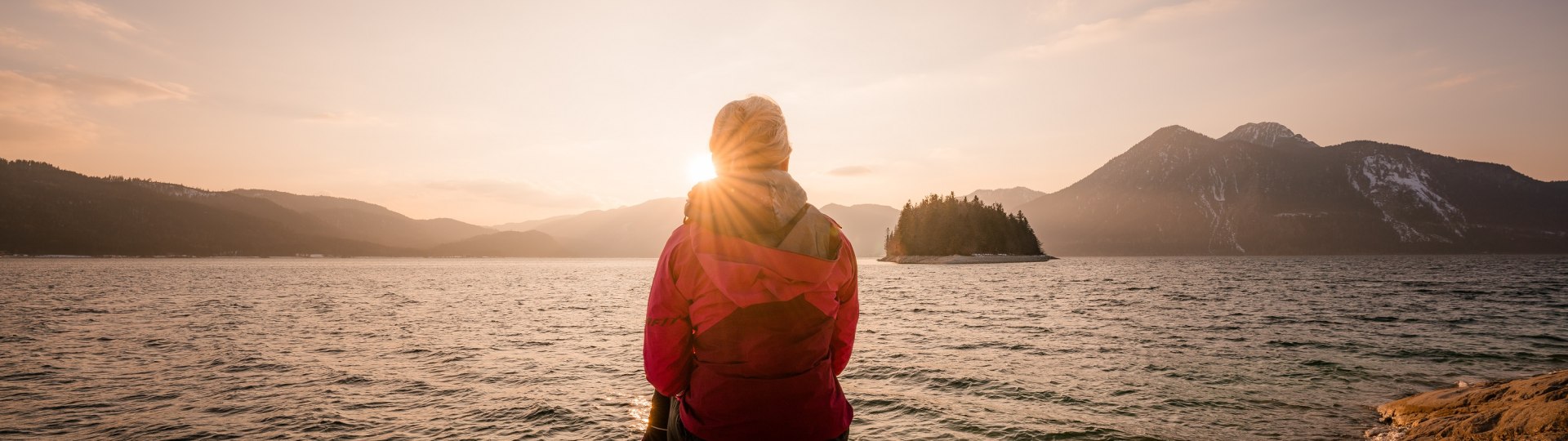 Frau am Walchensee mit Blick auf die Insel Sassau, © Tourist Information Kochel a. See; Paul Wolf