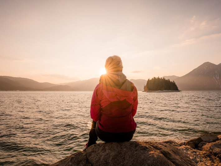 Frau am Walchensee mit Blick auf die Insel Sassau, © Tourist Information Kochel a. See; Paul Wolf